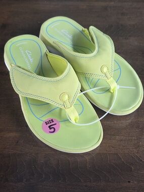 Clarks Size 5 Women's Lime Green Cloudsteppers Flip Flop Sandals